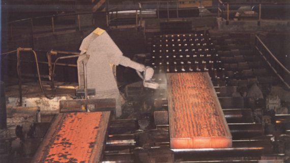 PMM1000_01_robot is descaling the slab with high pressure water