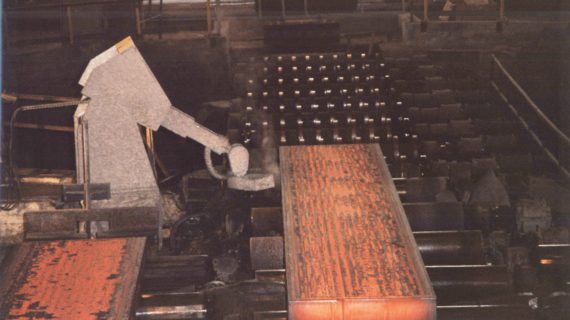 PMM1000_02_robot is marking the slab with powder side view