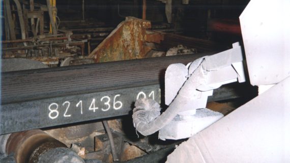 PMM1000_03_robot is marking the slab with powder detail