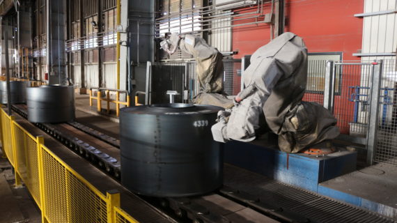 SPM3000_00 paint coil marker, robot is marking the shell of a coil with vertical axis