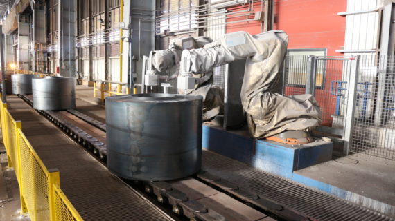 SPM3000_01 paint coil marker, two collaborative robots are marking the crown of a coil with vertical axis